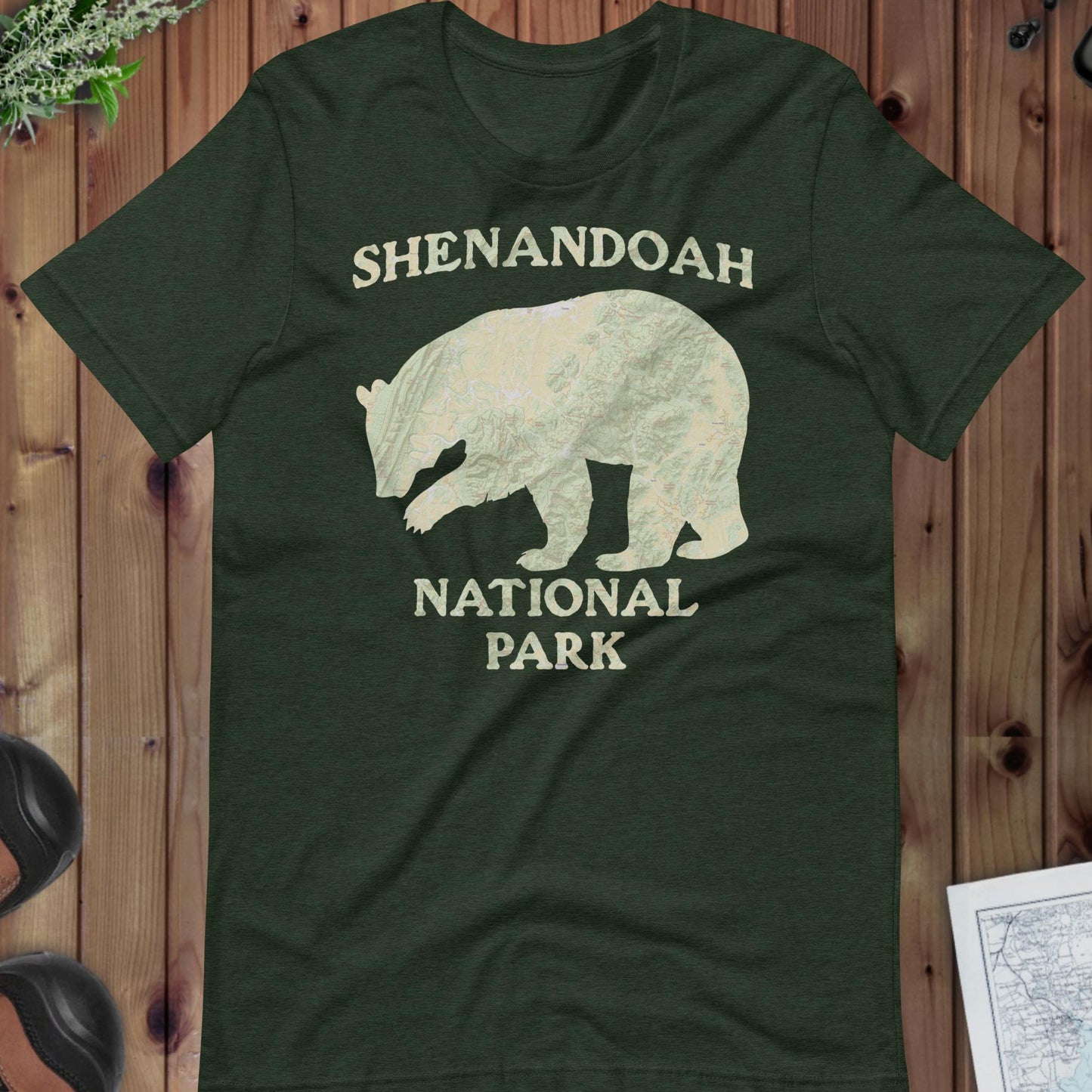 Shenandoah Bear Topo T-shirt T-Shirt Park Service Apparel Heather Emerald XS